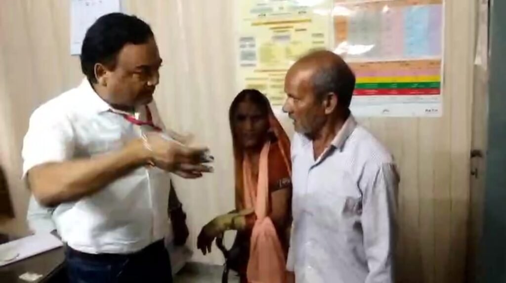 चौबेपुर सीएचसी में पत्नी के फ्रैक्चर का इलाज कराने पहुंचे बुजुर्ग ने स्वास्थ्य कर्मियों पर अभद्रता और बाहर से दवा मंगाने का आरोप लगाया। वीडियो वायरल हुआ