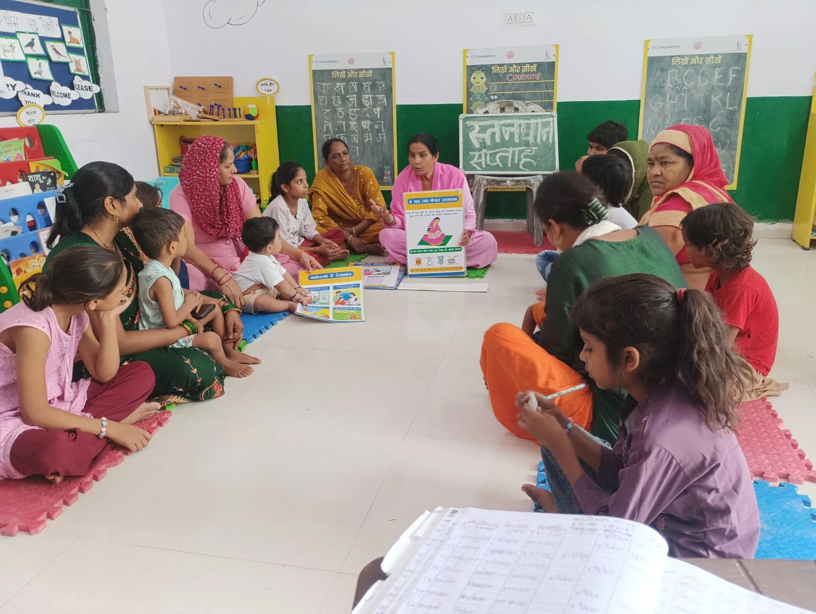 विश्व स्तनपान सप्ताह पर गौतमबुद्धनगर के आंगनवाड़ी केंद्रों में माताओं को जागरूक किया गया।