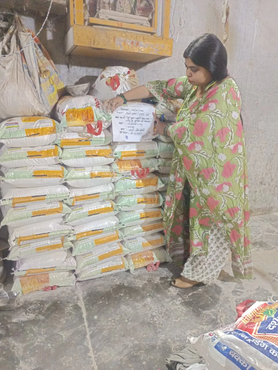 कानपुर में फ्लोर मिल पर छापा, दूसरे ब्रांड का आटा अपने नाम से बेचने का खुलासा।